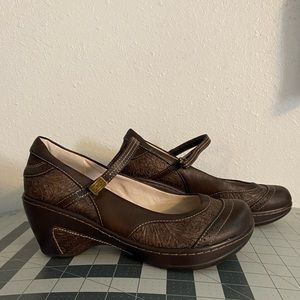 JBU by Jambu Melrose wedge heel Mary jane shoes size 8.5 brown embossed heeled